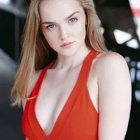 Холли Джонс