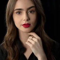 Лили Коллинз